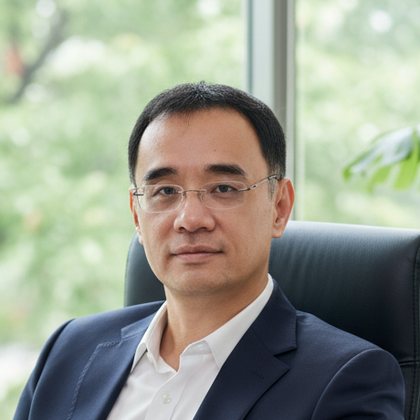 Portrait of Dr. KL Looi, Senior Partner